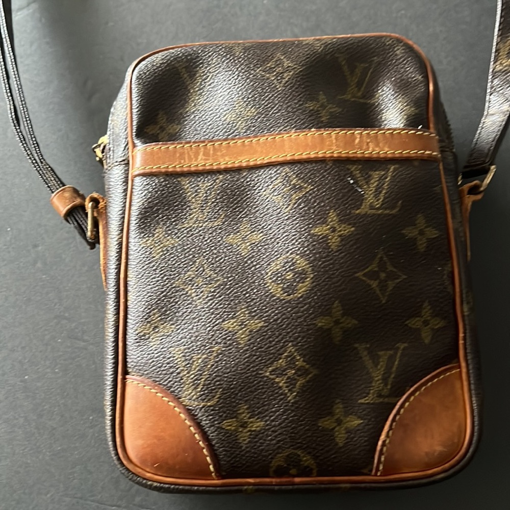 Louis Vuitton Danube Crossbody Handbag - Picture 3 of 9